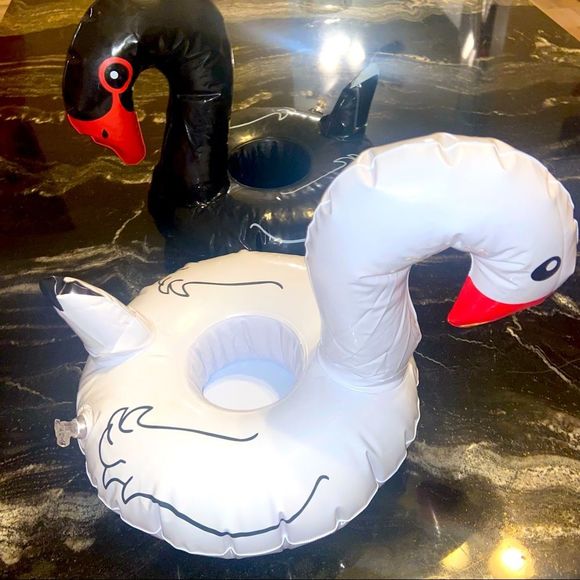 Set of 4 brand new inflatable drink holders / swans - Picture 1 of 4